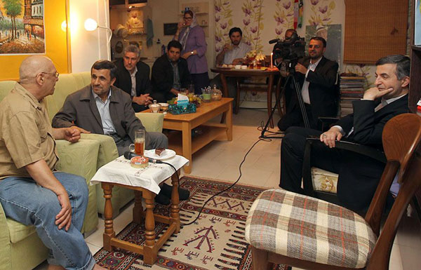 عیادت احمدی نژاد از حسین محب اهری