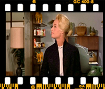 نمای بسته تر به شرطی امکان پذیر است که بعد از آنکه فاصله در ذهن بیننده القا می شد، دلالتی روانشناسانه داشته باشد. به عنوان مثال بعد از نمای بسته دیگری از ملانی، می شد به نمایی بسته از خانم فروشنده قطع کرد که احساسی نسبت به ملانی داشت، مثلا حسادت یا احساسی مادرانه. همین نگاه کافی بود که در بیینده این توقع رابوجود آورد که باز هم بخواهد او را ببیند که البته هیچکاک چنین قصدی نداشته.