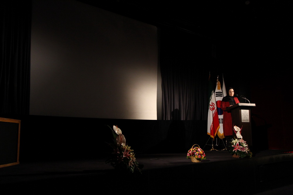 پونه ندایی در حال سخنرانی در آیین گشایش نخستین جشنواره فیلم کره