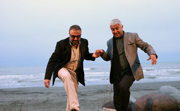 حامد بهداد و رضا عطاران در نمایی از فیلم چه خوبه که برگشتی به کارگردانی داریوش مهرجویی