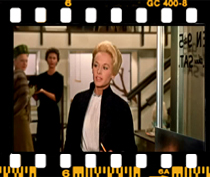 ملانی به شماره ماشین نگاه می کند