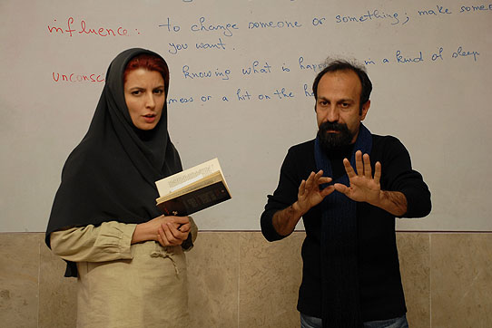 اصغر فرهادی سر صحنه جدایی نادر از سیمین همراه لیلا حاتمی