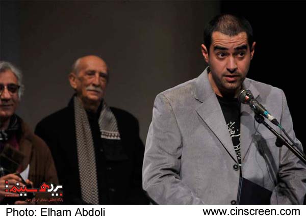 شهاب حسینی هنگام دریافت جایزه