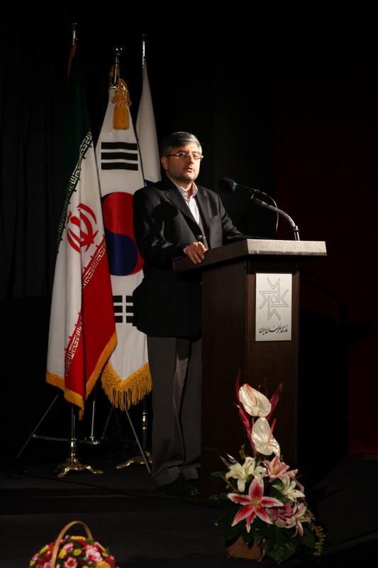 سفیر کره جنوبی در حال سخنرانی در آیین گشایش جشنواره فیلم های کره