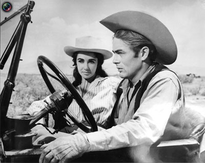 الیزابت تیلور و جیمزدین سر صحنه فیلم غول در سال 1956