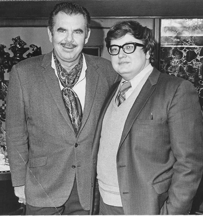 راجر ایبرت (سمت راست) در سال 1970 در کنار راس مه یر سینماگر  