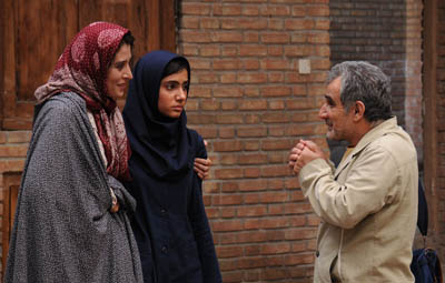 امیرقاسم (مهذی هاشمی) در برابر همسر و دخترش