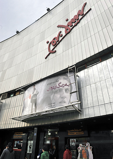 سر در سینما بهمن. عکس از همت خواهی. خبرگزاری ایسنا