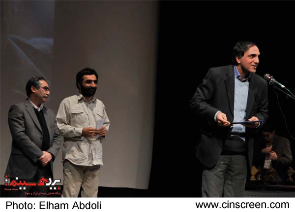 حسن فتحی هنگام دریافت جایزه