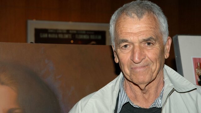 آلوین سارجنت که نویسنده شماری از فیلمنامه‌ها مردمی و در عین موردپسند منتقدان بود در ۹۲ سالگی چشم از جهان فروبست. در کارنامه او از ماه کاغذی تا مردم معمولی و اسپایدرمن جای دارد.  سارجنت جایزه اسکار را برای فیلمنامه اقتباسی جولیا در سال ۱۹۷۸ دریافت کرد و بار دیگر آن را با مردم معمولی در سال ۱۹۸۱ برد. او یک بار هم سال ۱۹۷۴ برای فیلمنامه ماه کاغذی نامزد دریافت اسکار شده بود. او برای هر سه فیلم جایزه انجمن نویسندگان را دریافت کرد.  این نویسنده با شماری از بزرگ‌ترین کارگردان‌های هالیوودی کار کرده بود که شامل آلن. جی.پاکولا، جان فرانکن‌هایمر، پل نیومن، پیتر باگدانوویچ، سیدنی پولاک، فرد زینه‌مان، رابرت ردفورد، نورمن جویسونن، استیون فیرز و وین وانگ می‌شود.  سارجنت نویسندگی را با نوشتن برای تلویزیون شروع کرده بود اما با نوشتن فیلمنامه گامبیت در سال ۱۹۶۶ به فیلم‌های بلند روی آورد. این فیلم یک کمدی به کارگردانی رونالد نیم با بازی مایکل کین، شرلی مک‌لین و هربرت لام بود. برادران کوئن این فیلم را سال ۲۰۱۲ بازسازی کردند.  او پس از آن با نوشتن فیلمنامه وسترن ماه خرامان به کارگردانی رابرت مولیگان، داستان عاشقانه فاخته سترون ساخته آلن جی.پاکولا و از خط عبور می‌کنم جان فرانکن‌هایمر با بازی گریگوری پک این مسیر را ادامه دارد.  وی اوایل دهه ۱۹۷۰ به تلویزیون بازگشت و دو فیلمنامه برای فیلم بلند تلویزیونی نوشت و باز به کار سینما بازگشت و فیلمنامه‌های متعددی را به نگارش درآورد.  سال ۱۹۷۷ اقتباس او از کتاب لیلیان هلمن که به فیلمنامه جولیا به کارگردانی زینه‌مان منجر شد، برای او اسکار فیلمنامه‌نویسی را به ارمغان آورد. این فیلم نامزد ۱۱ اسکار شد که ۳ مورد آن را دریافت کرد.  مردم معمولی ساخته رابرت ردفورد محصول سال ۱۹۸۰ در مورد فروپاشی یک خانواده پس از مرگ پسر بزرگ آنها، جایزه اسکار بعدی را برای سارجنت به همراه آورد. این فیلم ۴ اسکار برد که جایزه بهترین کارگردانی برای رابرت ردفورد هم از جمله آنها بود.  سارجنت نویسنده فیلمنامه اسپایدرمن در سال ۲۰۰۲ و ادامه‌های آن در سال ۲۰۰۴ و ۲۰۰۷ هم بود. او سال ۲۰۱۲ با همراهی جیمز واندربیت و استیو کلوویس فیلمنامه اسپایدر من شگفت انگیز را نوشت.     همچنین به گزارش ایسنا به نقل از هالیوود ریپورتر، سارجنت استعداد فوق‌العاده‌ای در اقتباس از کتاب‌ها و نمایش‌نامه‌ها و تبدیل کردن آنها به فیلمنامه‌های سینمایی داشت و اولین نامزدی اسکار خود را نیز برای اقتباس از فیلم از خط عبور می کنم/من سر به راهم (۱۹۷۰) به نویسندگی آلوین سارجنت که اقتباسی از رمان در تبعید نوشته مدیسون جونز (۱۹۶۷) است نیز با یکی از به یادماندنی‌ترین نقش‌آفرینی‌های گریگوری پک همراه بود.  پل نیومن با استخدام سارجنت از وی خواست فیلمنامه‌ای اقتباسی از نمایش‌نامه برنده پولیتزر اثر پرتوهای گاما بر روی گل‌های همیشه بهارِ ساکنانِ کرۀ ماه نوشته پل زیندل بنویسد و در نهایت این فیلم را پل نیومن کارگردانی کرد.  از دیگر فیلمنامه‌های اقتباسی موفق نوشته آلوین سارجنت می‌توان به فیلمنامه فیلم ساعت کار به کارگردانی داستین هافمن بر اساس رمانی نوشته ادوارد بانکر، فیلمنامه دیوانه‌ها در سال ۱۹۸۷ بر اساس نمایشنامه‌ای از تام توپر، پلو مردم دیگر بر اساس نمایشنامه نوشته جریمی استرتر و همچنین فیلم بی وفا در سال ۲۰۰۲ که بازسازی مجدد فیلم زن بی‌وفا ساخته کلود شابرول بود اشاره کرد.  سارجنت که در کارنامه هنری خود نگارش فیلم‌نامه برای مجموعه‌های تلویزیونی معروف دکتر بن کیسی و آلفرد هیچکاک تقدیم می‌کند و همچنین مجموعه فیلم‌های مرد عنکبوتی را نیز دارد.