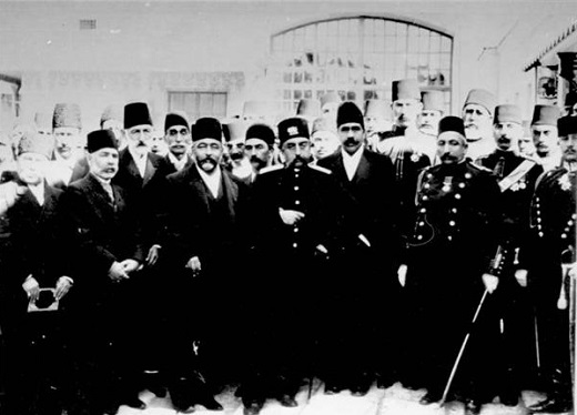 ر مبنا را روز فیلم­برداری از «جشن روز عید گل» در نظر بگیریم، همین حدودها می‌­شود و اگر مثلاً ساخته شدن نخستین فیلم ظاهراً داستانی سینمای ایران، یعنی «آبی و رابی» (آوانس اوگانیانس، ۱۳۰۹) را مبنا قرار دهیم، عمرش به ۹۰ سال هم نمی‌­رسد.   