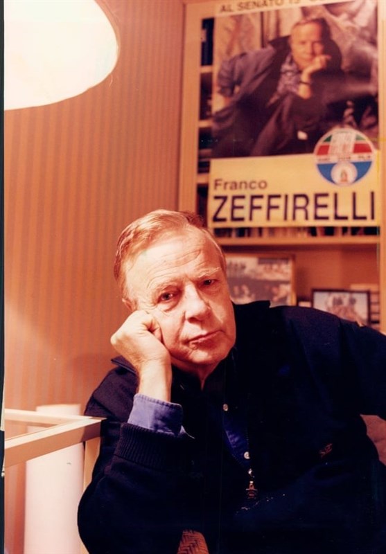 سه شنبه صدها تن از مردم گرد هم آمدند تا در مراسم وداع رسمی با فرانکو زفیرلی فیلمساز برجسته ایتالیایی شرکت کنند.