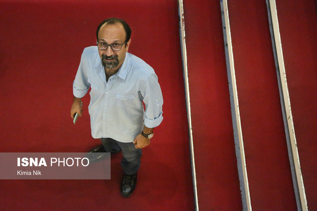            اصغر فرهادی، فیلمنامه‌نویس و کارگردان ایرانی کارگاه کارگردانی برگزار می‌کند.  به گزارش ایسنا، این کارگاه در خانه بین‌الملل بامداد به مدیریت پریسا بخت‌آور برگزار می‌شود و علاقه‌مندان به حضور در این کارگاه باید در مصاحبه حضوری آن شرکت کنند.  اصغر فرهادی اخیرا با حضور در بیست ونهمین جشنواره بین المللی فیلم «استکهلم» سوئد جایزه «ویژنری» این رویداد سینمایی را دریافت کرد و پس از دریافت جایزه ویژنری جشنواره استکهلم گفت: این جایزه برایم مهم است، چرا که آن را در زادگاه «اینگمار برگمن» و «آوگوست استریندبری» دریافت می‌کنم.  وی همچنین درباره اکران فیلم اسپانیایی زبان همه می‌دانند در ایران نیز گفت: امکان نمایش این فیلم در ایران به سبب پوشش بازیگران وجود ندارد.  خانه بین‌الملل بامداد در تجریش، خیابان غلام‌جعفری، کوی سعادتی، پلاک ۴۰ واقع شده است.  علاقه‌مندان جهت کسب اطلاعات بیشتر می‌توانند با شماره‌های 02122703960 و 02122716551 و 02122716605 تماس حاصل کنند.  هم‌اکنون همه می‌دانند آخرین ساخته فرهادی در اروپا در حال اکران است.