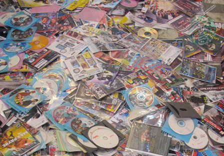 گران شدن یکباره نسخه‌های دی وی دی شبکه نمایش خانگی از 5 یا ۶ هزار تومان به ۱۰ هزار تومان اتفاقی بود که در هفته‌های اخیر با واکنش‌های مختلفی مواجه شد؛ برخی معتقدند این گرانی‌ها ناشی از افزایش قیمت مواد اولیه‌ای است که برای چاپ و تکثیر یک اثر مورد نیاز است و این گرانی را گریز ناپذیر می‌دانند و برخی نیز می‌گویند این افزایش قیمت ناگهانی خیلی  به نظر منطقی نمی‌آید و به ضرر سینمای ایران است.