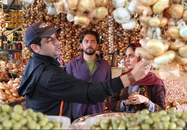 مهدی کرم پور، بهرام رادان و مهناز افشار سر صحنه پل چوبی