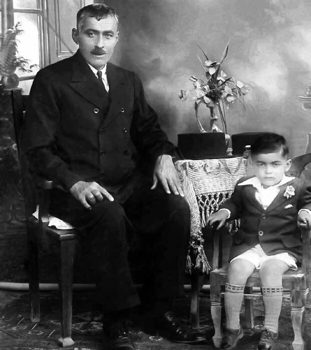 نجف دریابندری در کودکی، در کنار پدرش
