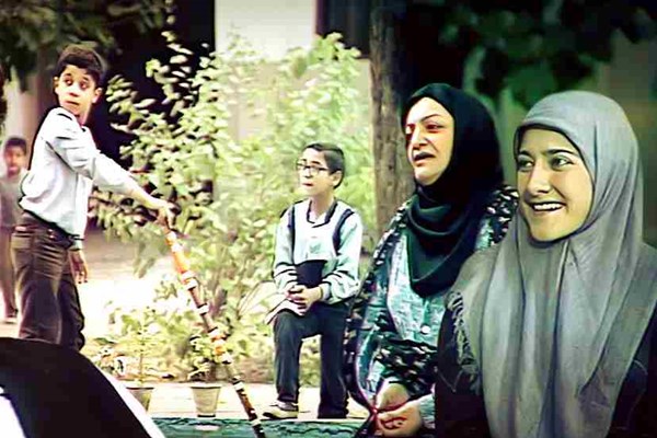 درباره حضورم خاطره جالبی دارم! پدرم قبل از فوت خواب می‌بیند که نوزادش را در دستانش گرفته و ناگهان نوزاد به آسمان می‌رود. فردای آن روز پدرم خواب را اینطور تعبیر می‌کند: «نوزادی که به دنیا آمده، یا می‌میرد یا مشهور می‌شود.  زمانی که وارد عرصه سینما شدم، همه خانواده‌ام سیاه پوشیدند و گفتند قدرت‌زمان مرده و دیگر برای ما وجود ندارد! اصلا برای آن‌ها ورود زن به عرصه هنر‏، غیرقابل قبول بود و تا این حد از کاری که کردم بدشان می‌آمد