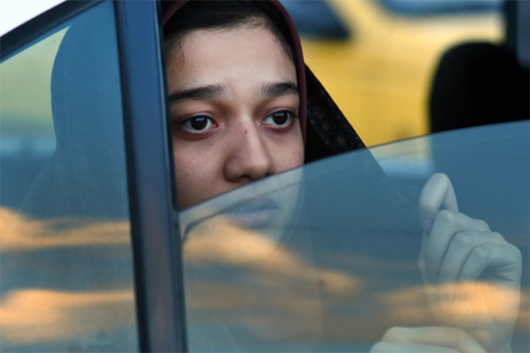 کارگردان فیلم جنجالی «یک خانواده محترم» در سی و هفتمین جشنواره فیلم فجر «یلدا» را به نمایش گذاشت. تنها دقایقی بعد از رونمایی «یلدا» در پردیس ملت، گروه‌های تلگرامی اهالی رسانه، پر شد از انتقادات نسبت به این اثر مسعود بخشی.  در طول نمایش فیلم هم می‌شد تعجب منتقدان و خبرنگاران از این روایت غیرمنطقی را دید. «یلدا» هرچند دغدغه اجتماعی دارد و در پی ترویج فرهنگ بخشش است اما در بیانش آنقدر لکنت دارد و آنقدر فضاسازی‌اش کاریکاتوری از آب در آمده که موفقیتی به همراه ندارد. به نظر می‌رسد بخشی با ساخت این فیلم می‌خواسته خودش را از آنچه پیشتر ساخته بود، نجات دهد.