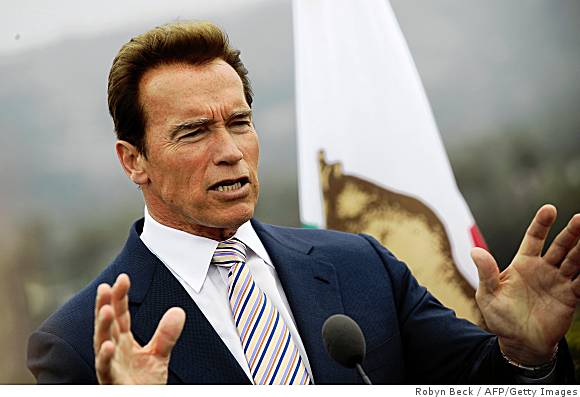 آرنولد شوارتزنگر بازیگر سرشناس هالیوودی که دیروز در آفریقای جنوبی از سوی مردی ناشناس مورد حمله واقع شد، از این خبر برای توجه بیشتر به ورزش استفاده کرد.  به گزارش خبرگزاری مهر به نقل از ورایتی، آرنولد شوارتزنگر که برای شرکت در رویداد «آفریقای کلاسیک» به ژوهانسبورگ رفته بود از پشت سر با حمله مردی ناشناس مواجه شد.  در ویدئویی که در توئیتر پست شده، شوارتزنگر دیده می‌شود که در حال فیلمبرداری از تعدادی بچه است که در جایی که شبیه یک سالن ژیمناستیک است، در حال انجام حرکات ژیمناستیک هستند و در همین حال مردی از میان مردمی که نزدیک این بازیگر ایستاده بودند بیرون می‌پرد و از پشت به شوارتزنگر با پا ضربه می‌زند.  در حالی که مأموران امنیتی به سرعت فرد مهاجم را دستگیر کردند، آرنولد در توئیتر این خبر را منتشر کرد.  وی در این باره نوشت: از اینکه نگران من بودید ممنونم، اما جای نگرانی نیست. فکر کردم ازدحام جمعیت باعث شده کسی به من تنه بزند.  وی در ادامه نوشته است: وقتی فهمیدم به من ضربه زده شده که ویدئو را مثل شما تماشا کردم. خوشحالم که آن دیوانه باعث نشد اسنپ‌چت من قطع شود.  شوراتزنگر از این ویدئو برای تشویق تماشاگران به توجه بیشتر به رقابت‌های ورزشی استفاده کرد و نوشت در این رویداد ۲۴ هزار شرکت کننده از هر سن و قابلیتی در ۹۰ رشته ورزشی شرکت کرده‌اند.  با این حال شوراتزنگر در توییتی دیگر خواست وقتی این ویدئو را به اشتراک می‌گذارند چهره فرد مهاجم را شطرنجی کنند تا او نتواند مورد توجه قرار بگیرد. و اندکی بعد باز سوال کرده: بلاک کنیم یا منتشر؟  این هنرپیشه ۷۱ ساله برای شرکت در این مسابقات که با عنوان آرنولد اسپورتز برگزار می‌شود به آفریقای جنوبی رفته است.  برگزارکنندگان این مسابقات از فرد مهاجم به عنوان یک طرفدار دیوانه یاد کردند. سازماندگان این مسابقات اعلام کردند معتقدند این حمله به دقت برنامه‌ریزی شده بود و این فرد مشابه این کار را قبلاً هم انجام داده و برای پلیس شناخته شده است.  فستیوال آرنولد اسپورتز متشکل از ورزش‌های مختلف از ۱۷ تا ۱۹ می در ژوهانسبورگ و در مرکز سندتون برگزار می‌شود.