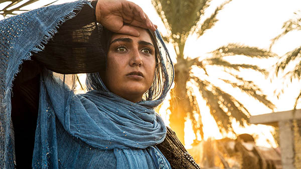 مهم‌ترین ویژگی که در فیلم کشتارگاه عباس امینی می‌توان یافت، غنای روایت تصویر و صدا است. فیلم در نخستین دقایق‌اش، فضاسازی بصری موقعیت‌اش را با نوع تکان‌دهنده‌ای از روایت تصویر و صدا آغاز می‌کند؛ با پلاستیک تصویریِ دارای رنگ‌بندیِ تیره و مُرده، توأم با حرکت آرام و با تعلل دوربین و نمایش متمرکز فضایی که کف موزاییک شده‌ی تماماً سرخ رنگ آن، به سان کف زمینی می‌ماند که کل آن را خون فراگرفته، به انضمام نماهای عکاسانه‌ی گوناگون از اتاق‌های نگهداری از گوشت‌ها و قناره‌های داخل آن‌ها و سردی و خشونت نهفته در روح و محتوای تصاویر؛ جملگی غرق در نوعی از صداگذاری که صوت آن به سان گرفتگی گوش می‌ماند و سکوت اتمسفرسازی که خودش می‌تواند بهترین صدای پس‌زمینه‌ایِ آن موقعیت باش