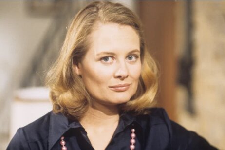  «شرلی نایت» پس از حضور نه چندان پررنگ در سریال‌های اپیزودی در دهه ۱۹۵۰ میلادی، اولین نقش مهم خود را در فیلم «تاریکی بالای راه‌پله» به کارگردانی «دالبرت مان» با اقتباس از رمان برنده پولیتزر نوشته «ویلیام اینگ» تجربه کرد.  بازی در کنار «پل نیومن» در فیلم «پرنده شیرین جوانی» که اقتباسی از رمانی به همین نام نوشته «تنسی ویلیامز» بود، دومین نامزدی شاخه بهترین بازیگر نقش مکمل زن را برای «نایت» به ارمغان آورد. 