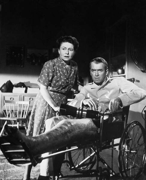 جیمز استوارت با پای شکسته و دوربین عکاسی در فیلم پنجره عقبی . محدودیت قهرمان در داستان باعث شد این فیلم یک نمونه عالی از تجلی جریان سیال ذهن در سینما باشد