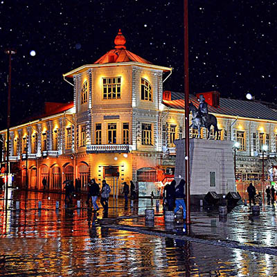  زادگاه ام رشت، اینگونه نیست؛ رشت مأمن است؛ رشت مادر است؛ خیابان هایش کوچک و بی آلایش و مهربان و مهمان نوازند؛ طوری که می توان از طریق مصاحبت با آن ها تازه شد. چهره ی اتمسفر شهر، متبسم است؛ طوری که می توان در پناه نگاه های متقابل با آن، آرامش گرفت و از دل همراهی و همگامی با مردمان اغلب شاداب و با روحیه اش، اکسیر امید بدست آورد. حتی میدان شهرداری به عنوان مرکز شهر که روزگاری با انبوهی از تاکسی های نارنجی رنگ قدیم مستقر در آن، تداعی کننده ی استرس و شلوغی و گرفتاری شده بود، امروز بدل به پیاده راه آرامی شده که قدم زدن روی سنگفرش های آن، به انسان، روح فکر کردن می دهد. مهم تر از همه، جهان شهر است که تأثیرپذیر از تلاطم های روز نیست؛ هویت و فردیت خاص خودش را دارد و بافت طبیعی و اجتماعی و معماری فرهنگی خود را حتی در بحبوحه ی شهرسازی های اخیر نیز حفظ کرده است.  بله! درون همین جغرافیا است که می توان جهان ایده آل خود را ساخت و همراه خود به این طرف و آن طرف برد. درون همین جغرافیا است که می توان آن رهایی لذت بخش «Happy Go Lucky»وار را تمرین کرد و در مورد اینکه می توانی جای کدامیک از اسطوره هایت باشی، خیال پردازی کرد. درون همین جغرافیا است که می توان به کوچه پس کوچه ها، بازارچه های خوش آب و رنگ، شیروانی ها، سنگفرش ها، پیاده روهای جمع جور، پارک های سرسبز و بناهای کوچک کلبه مانند درون آن، کافه های کوچک و دنج، رستوران های محلی و سایر مناظر و مکان ها و داشته های طبیعی و فطری شهر، «عشق» ورزید و «هنر» را جلوه ی این «عشق» قرار داد؛ و اینجاست که می توانم توضیح دهم چرا هیچگاه به طور جدی، حسرت نخوردم که جای فرد دیگری نیستم؛ در این جغرافیا، مهم نیست چه فردی باشی؛ مهم این است که فرزند این جغرافیا باشی؛ و آن هنگام است که این مادر مهربان، تا ابد، مأمن ات می شود.