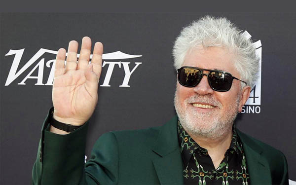 تازه‌ترین فیلم سینمای پدرو آلمادوار با نام درد و افتخار درباره زندگی سینماگری است که در گذشته بسیار موفق بوده، اما اکنون در انزوا به افسردگی دچار شده است.  به گزارش ایلنا به نقل از رویترز، پدرو آلمادوار کارگردان اسپانیایی که در ایران شناخته شده است و با کارگردان‌هایی همچون اصغر فرهادی نیز دوستی دارد برای ششمین بار با فیلم درد و افتخار در بخش مسابقه هفتاد و دومین جشنواره سینمایی کن حضور دارد. این کارگردان پیش از این جوایزی از جشنواره کن کسب کرده اما تاکنون نخل طلای آن را به دست نیاوردده است.  فیلم درد و افتخار که آنتونیو باندراس در آن نقش‌آفرینی می‌کند، هشتمین همکاری سینمایی آلمادوار و باندراس محسوب می‌شود. این فیلم، روایت زندگی سینماگری است که در گذشته بسیار موفق بوده، اما اکنون در انزوا به افسردگی دچار شده است. او در تنهایی، به گذشته به سال‌های فعالیت و شهرت خود می‌اندیشد و با مرور آن به اکنون بازمی‌گردد.  آلمادوار ۶۹ ساله از ۳۰ سال پیش تاکنون به نماد سینمای اسپانیا تبدیل شده است. وی نخستین بار در سال ۱۹۸۳ در جشنواره کن شرکت کرد و در سال ۱۹۹۹ برای نخستین بار توانست با فیلم همه چیز درباره مادرم جایزه بهترین کارگردانی را به دست آورد. این فیلم پس از کسب جایزه اسکار در همان سال، آلمادوار را به کارگردانی جهانی تبدیل کرد.  آلمادوار  پس از آن نیز چهار بار در بخش مسابقه جشنواره کن، با فیلم‌های دزد در سال ۲۰۰۶، آغوش‌های گسسته در سال ۲۰۰۹، پوستی که در آن زندگی می‌کنم در سال ۲۰۱۱ و خولیتا در سال ۲۰۱۶ شرکت کرد. این کارگردان سال ۲۰۱۷ نیز ریاست هیئت داوران جشنواره را به عهده داشت.  "درد و افتخار"، بیست و یکمین فیلم آلمادوار است که از دو ماه پیش در سالن‌های سینما در اسپانیا به نمایش درآمده است.