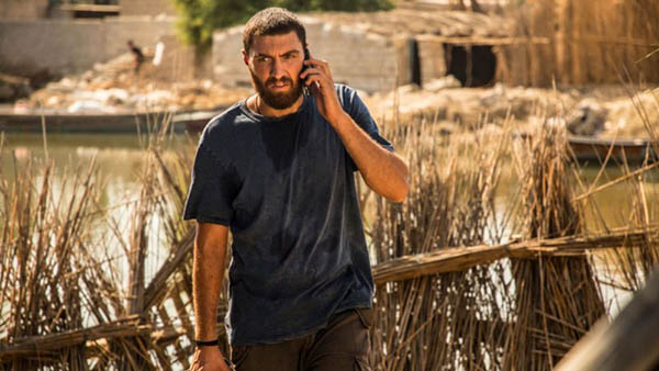 کشتارگاه عباس امینی، فیلمی است که بنای داستانگویی دارد اما مایه‌ی داستانی لازم برای پوشش درامی صد دقیقه‌ای را ندارد؛ دست‌کم به این معنا که داده‌های داستانی و خط سیر روایی که برای فیلم برگزیده شده، توان موقعیت‌افزایی و ایجاد فراز و فرود داستانی را ندارد. در ادامه، نقصان‌های رواییِ ناشی از همین موقعیت‌افزا نبودن فیلم، تشدید نیز می‌شود؛ آن هنگامی که با پیش کشیدن ماجرای شریک شدن «امیر» با «متولی» در تجارت دلار، موقعیت مرکزی درام کلاً تغییر می‌کند و فیلم از سیر اصلیِ درام مرکزیِ خود که ماجرای تبعات یک قتل بود، خارج می‌شود و با تغییر ریل به سمت فیلمی درباره‌ی خرده‌تبهکاری و دلالی در موضوع دلار، اساساً به دام شلوغی، پراکندگی و تشتت داستانی می‌افتد. فیلمنامه‌نویس می‌داند که داستان قتل، نحیف‌تر و کم‌متریال‌تر از آن است که فیلم را دچار خلأ داستانی نکند؛ بنابراین با اضافه کردن چند داستانک بی‌ربط جهت جلوگیری از خلأ داستانی، عملاً درام مرکزی را به دست خود چندپاره می‌کند؛ درام مرکزی‌ای که البته تا پیش از آن هم عملاً پیشبرد داستانی هم نداشت و حتی رابطه‌ی میان «امیر» و کاراکتر باران کوثری («اسرا») نیز در درام خنثی ماند و نتوانست نه شکل موقعیت را تغییر دهد، نه داستان قتل را جلو ببرد و نه حتی محرکی در قبال مسیر رفتاری «امیر» شود و نهایتاً، فیلم از داستان گزارش و رازگشاییِ یک قتل و پیرامون‌اش، به یک فیلم آموزشی درباره‌ی نحوه‌ی تجارت با دلار و چگونگیِ خرید و فروش و قاچاق آن تبدیل می‌شود!