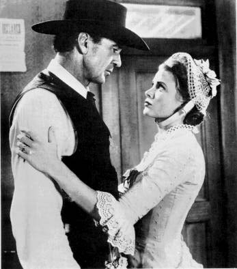 صلوه ظهر/ ماجرای نیمروز شاید تنها فیلم «دست چپی» تاریخ سینما باشد که من دوست اش دارم! باید اعتراف کنم من هیچوقت نتوانستم با چیزی که بهش می گویند «سینمای معترض» یا «تفکر چپ» کنار بیایم! از همین رو هرگز فیلمهای استنلی کوبریک، الیور استون، رابرت راسن، سام پکین پا، بلیک ادواردز، و... را دوست نداشته ام. من همیشه طرفدار سینمای داستانگو بوده ام؛ سینمایی که در آن قهرمان پردازی و خیال وجود داشته باشد. اما صلوه ظهر/ ماجرای نیمروز تنها فیلمی بوده که از این قاعده مستثنی بوده؛ فیلمی که فیلنامه اش را کارل فورمنِ کمونیست نوشته! و در نوع خودش یک فیلم «چپ» تمام عیار است. من این فیلم را دوست داشتم و هنوز هم دوست اش دارم؛ بیش از صدها و هزارها فیلم دیگر در تاریخ سینما؛ به خاطر خیلی چیزها. و اتفاقاً یک تار موی این فیلم را با صدتا ریوبراوو (۱۹۵۹) هوارد هاوکس عزیز و دوست داشتنی و «دست راستی» عوض نمی کنم! در عین حال که هاوکس را خیلی بیشتر از زینه مان دوست دارم.  در ماجرای نیمروز خیلی چیزها مرا مفتون خودش کرد، از گفتگوهای فیلم، تا گری کوپر ابدی و گریس کلی جاودانی اش، و به خصوص موسیقی دیمیتری تیومکبن. شنیدن آن حجم وسیع موسیقی شاهکار روی یک فیلم، موهبت بزرگی در آن سالها بود. من 5 مرتبه فیلم را توی سینما «شهرفرنگ» اهواز دیدم و یک مرتبه اش یکی از همکلاسی ها را هم با خودم بردم شاید بتوانم نطر مثبت او را هم جلب کنم و با او درباره فیلم حرف بزنم، که البته او از فیلم خوش اش نیامد و من تنهای تنها ماندم.  سالها در جستجوی آلبوم موسیقی فیلم بودم، که نبود و نمی شد و هرچه بود، بازسازی «سَبُک» تم اصلی موسیقی بود، نه اثری از آواز تکس ریتر بود، و نه تنظیم ارکستر دیمیتری تیومکین. وقتی چند سال پبش آلبوم کامل موسیقی فیلم در ۳۳ قطعه به دستم رسید، سر از پا نمی شناختم. دو قطعه آخر آلبوم تمرین های تیومکین با تکس ریتر بود و بسیار هیجان انگیز. قطعه نخستین موسیقی تیتراژ بود، و قطعه دیگری که من خیلی دوستش داشتم قطعه شماره ۲۷ بود که «دو دقیقه به ساعت دوازده» نام داشت و یادم هست مرا روی صندلی سینما «شهر فرنگ» میخکوب می کرد.