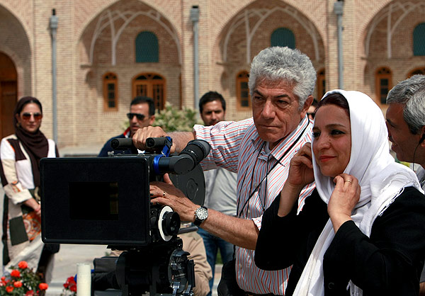 تهمینه میلانی و علیرضا زرین دست سر صحنه فیلم یکی از ما دو نفر