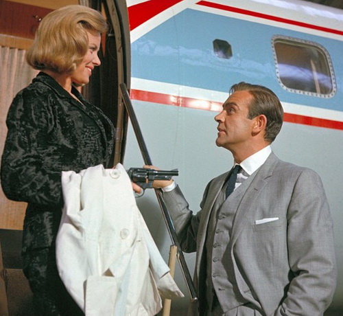 شون کانری در نقش جیمزباند. به نظر می رسد زیر ابروهای او «بوتاکس» شده!