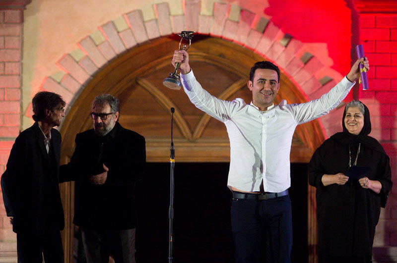 جمشید محمودی برنده جایزه بهترین کارگردانی برای فیلم چند متر مکعب عشق