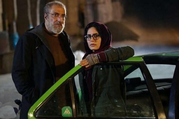 من می‌ترسم / بهنام بهزادی     بهنام بهزادی را هنوز هم بسیاری از سینمادوستان با فیلم «تنها دو بار زندگی می‌کنیم» می‌شناسند؛ اولین فیلم این فیلمساز که در زمان رونمایی در جشنواره فجر، تبدیل به فیلم مورد علاقه طیفی از منتقدان و سینمادوستان شد.  بهزادی در ادامه مسیر فیلم‌سازی خود «قاعده تصادف» و «وارونگی» را هم کارگردانی کرد که هرچند توفیق فیلم اولش در جشنواره فجر را تکرار نکرد، در رویدادهای بین‌المللی حضوری پررنگ داشتند و جایگاه بهزادی را به‌عنوان یکی از فیلمسازان تأثیرگذار در نسل جدید سینمای ایران تثبیت کردند.