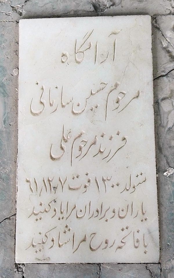 به نظرم در تمام این سال ها و آن ماجراها، فیلم ماجرای نیمروز به من کمک کرد. فیلمی که اتفاقاً عاشقانه نیست و از دلدادگی سخن نمی گوید، و شاید به همین دلیل مرا از ورطه ای که می توانست هولناک باشد رهانید.  چندی پیش به طور اتفاقی در اهواز به سنگ قبر آقای سازمانی برخوردم. بی اختیار ایستادم و فاتحه ای برای آن پیرمرد متبسّم خواندم. خودش نمی دانست با آرایشگاهش چه تأثیری در زندگی دیگران گداشته است؛ زندگی «فرج» که پاک از سرنوشت اش بی خبرم، زندگی «ابی» که سالهاست برای خودش آرایشگاه مستقلی دارد، زندگی «هستی» که سالهاست صدها کیلومتر آنسوتر دارد به «اشلی ویلکز» زندگی اش فکر می کند، و زندگی من که کنار ماجراهای آنها بودم و شبیه سامرست موآم رمان لبه تیغ آن ماجرای عاشقانه طولانی را، با همه آسیبهایی که به دیگران رساند مرور می کنم.