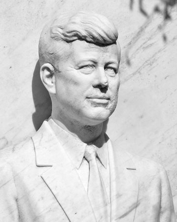 مجسمه جان اف کندی در دانشگاه «تامپا» در ایالت فلوریدا.  گستراندن ایدئولوژی به مرزهای دوردست