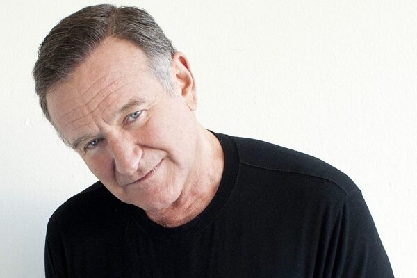 مستند جدید تایلور نوروود با عنوان «آرزوی رابین» که قرار است اول سپتامبر منتشر بشود، آخرین روزهای زندگی رابین ویلیامز را به تصویر می‌کشد. دوستان نزدیک، همسایه‌ها و همسرش سوزان اشنایدر ویلیامز داستان یک مرد و درگیری‌اش با یک بیماری وحشتناک را پیش از مرگی تعریف می‌کنند که دنیا را شوکه کرد.  اشنایدر ویلیامز در صدر این مستند قرار دارد و می‌خواهد هواداران ویلیامز بدانند که این کمدین درگیر یک بیماری جدی به نام دمانس جسم لویی یا Lewy Body Dementia بود. نوروود داستانی اثرگذار تعریف می‌کند و به بینندگان درباره این بیماری نابودکننده که کنترل مغز را در اختیار می‌گیرد و روی تمام کارکردها اثر می‌گذارد، آموزش می‌دهد. مرگ ویلیامز رسماً به عنوان خودکشی ثبت شده، اما حالا مشخص شده که او از این بیماری رنج می‌برده که باعث می‌شود فرد هم از نظر فیزیکی و هم از نظر روانی بسیار محدود و زندگی کردن برایش غیرممکن شود. البته ویلیامز خودش نمی‌دانست به این بیماری مبتلا است.  نوروود در مصاحبه‌ای درباره مستند خود صحبت کرد و گفت می‌خواست داستانی را تعریف کند که روایت‌ها درباره ویلیامز را تصحیح می‌کند چون خیلی از افراد باور دارند او حتماً افسرده یا تحت تاثیر مواد مخدر بوده است.