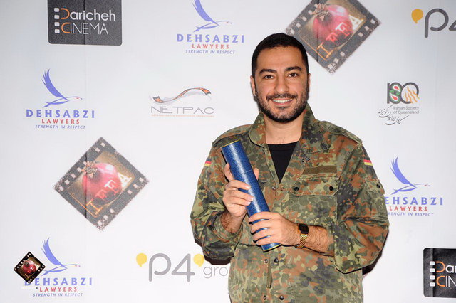نوید محمدزاده به نمایندگی از گروه فیلم ابد و یک روز، جایزه نت پک جشنواره فیلم‌های ایرانی استرالیا را دریافت کرد.