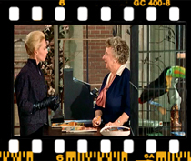 هیچکاک در این نما برای نزدیک تر شدن به شخصیت ها از تراکینگ استفاده نکرده. چرا؟