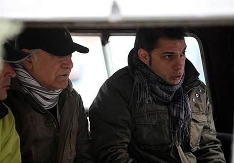 پیمان معادی و محمود کلاری سر صحنه برف روی کاج ها