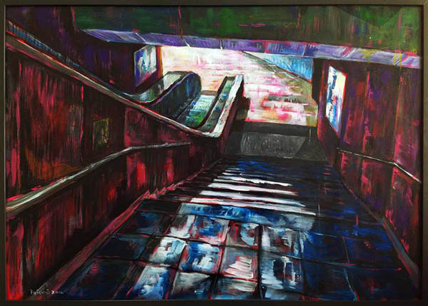 هر چقدر هم که بتوان کارت جشنواره را داخل مترو و بی‌آرتی و تاکسی مخفی نگه‌داشت، باز نمی‌توان بدون کارت جشنواره در سینمای رسانه حضور داشت و ظاهراً هرگونه بروز و ظهور این کارت برای من می‌تواند هر بار، مولد و منشأ ماجرایی جدید باشد! از سویی، من هم که حالا حالاها قصد دارم هر سال جهت حضور در بطن جشنواره‌ی فیلم فجر، در سینمای رسانه حضور داشته باشم و لذا نمی‌توانم قید این کارت را با تمام دردسرهایش بزنم؛ مگر آنکه خود مسئولان جشنواره تصمیم بگیرند قید حضور من در سینمای رسانه را بزنند! پس چاره چیست؟! شاید بهتر باشد به کرونا مبتلا شوم! دست‌کم در اینصورت از اتهام لوکس بودن مبرا می‌شوم! کمااینکه در دو-سه روز از ایام برگزاری جشنواره که سرماخوردگی داشتم، پوتین ژنده و کاپشن لکه‌دارم بیشتر دیده می‌شد و گویی ناگهان از «جوردن بلفورت» به «ژان والژان» تبدیل شده بودم! تازه اگر لوکس هم باشم که دیگر چه بهتر! چون هم اسباب مظلومیت‌ام به سبب بیماری فراهم می‌شود و هم از آنجایی که تحقیقات میدانی نشان داده کرونا روی افراد لوکس هیچ تأثیری ندارد، حال عمومی‌ام حتی بهتر از قبل از مبتلا شدن به کرونا می‌شود! دیگر چه از این بهتر؟! فقط باید یادم باشد اگر مبتلا به کرونا شدم، از خودم فیلم نگیرم و در آن فیلم، با شادمانی از مثبت بودن تست کرونای خویش و حضور در قرنطینه‌ی خانگی خبر ندهم! چون در اینصورت، متهم به مبتلا شدن به نوعی از کرونا می‌شوم که نقطه‌ی مقابل کرونای مردمی است و به «کرونای مرفهین» مشهور است و این یعنی دوباره متهم شدن به اشرافی‌گری و لوکس بودن و عضویت فعال در نظام فئودالی و سرمایه‌داری کاپیتالیستی و آغاز دردسرهای پیامد آن و خلاصه، روز از نو، روزی از نو!