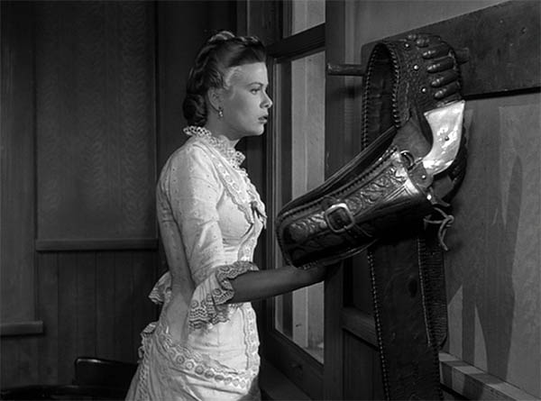 گریس کلی در ماجرای نیمروز ساخته فرد زینه مان