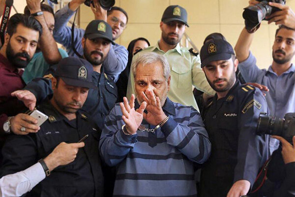 رفع ابهامات موجود درباره تخلف عجیب صورت گرفته در فرآیند اکران «رحمان ۱۴۰۰» نه فقط به شفاف‌تر شدن وضعیت این فیلم کمک خواهد کرد که راه تکرار بر تخلف‌های مشابه در آینده را نیز خواهد بست.  به گزارش خبرنگار مهر، امروز دقیقاً ۱۴ روز از انتشار خبر رسمی «توقف اکران فیلم سینمایی رحمان ۱۴۰۰» می‌گذرد؛ دو هفته‌ای که طی آن هرچند موج واکنش‌های احساسی اولیه نسبت به اصل و فرع این خبر به‌شدت فروکش کرده اما بخشی از ابهاماتی که از همان ابتدا مطرح شده بود همچنان به‌قوت خود باقی است.  با تصمیم شورای صنفی اکران مبنی‌بر افزوده شدن فیلم «تگزاس ۲» به ترکیب فیلم‌های روی پرده از هفته، گذشته به‌ظاهر ماجرای فیلم جنجالی «رحمان ۱۴۰۰» ختم به «توقیف» شد اما در متن و حاشیه این جریان سوالات بسیاری بدون پاسخ ماند؛ سوالاتی که پاسخ صریح و روشن به آن‌ها می‌تواند بیش از انتشار فهرست‌های مالی خرد و کلان، ثابت‌کننده حرکت سازمان سینمایی در جهت تحقق «شفافیت» باشد.  درباره پرونده همچنان باز فیلم «رحمان ۱۴۰۰» به کارگردانی منوچهر هادی نکات زیر همچنان قابل طرح و پیگیری است؛   