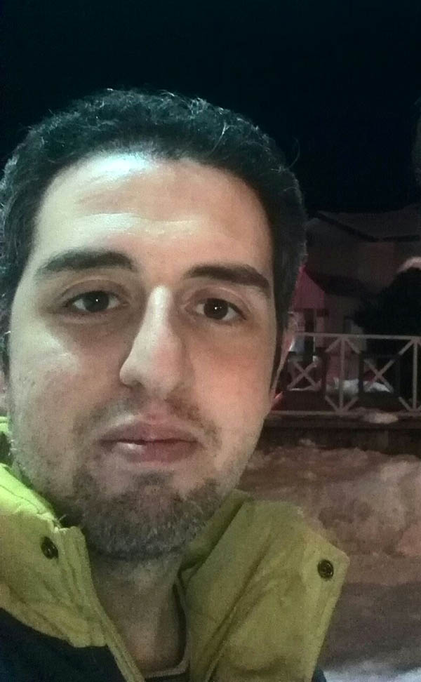 هیچوقت علاقه ی وافری به دیده شدن نداشتم؛ معمولاً از شلوغی بیزارم و محفل های دنج و خلوت را به گردهمایی های مملو از مدعوین، ترجیح می دهم. از معدود آدم های حاضر در جهان هستی هستم که علاقه ی چندانی به سفر و سیر و سیاحت هم ندارم و اصطلاحاً با درون خودم بیشتر حال می کنم. اغلب، خلوت آرام خودم را به حضور در مهمانی ها ترجیح می دهم و وقتی هم به اینگونه رفتارهایم اعتراض می شود، پاسخ می دهم که وودی آلن هم هیچگاه به مراسم اسکار و اغلب مراسم ها و محافل سینمایی نمی آید! این وسط، یکی هم پیدا نمی شود که بگوید آخر وودی آلن کجا و توی «الف بچه» از درون تخم مرغ شانسی درآمده کجا! خلاصه، همین تمایلات درونگرایانه، به انضمام خجالتی بودن ام، موجب شده تا در هر دوره حضورم در جشنواره ی فیلم فجر، رفتاری معمولاً انزواجویانه داشته باشم؛ به این صورت که سعی کنم از جمع نشینی ها فاصله بگیرم، در گفتگوهای جمعی سرم را پایین بیندازم و فقط شنوا باشم، حتی الامکان با افراد مشهور و برجسته مواجهه ای نداشته باشم و از این قبیل رفتارها؛ نه اینکه خدای ناخواسته برای خودم شأنی اجل تر از این ها قائل باشم؛ بلکه احساس می کنم این آسه آمدن ها و آسه رفتن ها، نوع لذت بخشی از رهایی به من می دهد که در چهارچوب آن، هم می توانم آزادی عمل بیشتری داشته باشم و هم از حضورم در جشنواره بیشتر لذت ببرم.  در ادامه ی همین روند رفتاری است که معمولاً سعی می کنم اندک نام و نشان خود را نیز از دیگران پنهان کنم! البته پرواضح است که با توجه به «الف بچه» بودن ام در این حوزه، حتی اگر سعی کنم نام و نشان ام را نزد عالم و آدم جار هم بزنم، باز کسی مرا نمی شناسد! اما پیرو همان منطق «آسه آمدن و آسه رفتن»، دوست دارم کاملاً ناشناس و گم هم باشم تا به مدد رهایی و آزادی عمل ناشی از آن، از این سیاحت، لذت بیشتری ببرم. از این روی است که هر سال که کارت خبرنگاری ام جهت حضور در «سینمای رسانه» جشنواره فیلم فجر را دریافت می کنم، در آن موعد ده روزه ی «برو و بیا» به داخل «سینمای رسانه»، کارت را طوری دور گردن ام می اندازم که اسم و تصویرم، رو به سینه ام و پشت به کسانی که کارت را می بینند قرار داشته باشد! در این حالت، دیگران به جای دیدن اسم مبارک و چهره ی نامبارک بنده و اینکه برای چه مأموریتی و حضور در چه رویدادی، کارت اخذ شده، فقط تبلیغات ریز پشت کارت را ملاحظه می کنند! حالتی که خود، علت شکل گیری یک ماجرای جالب شد!