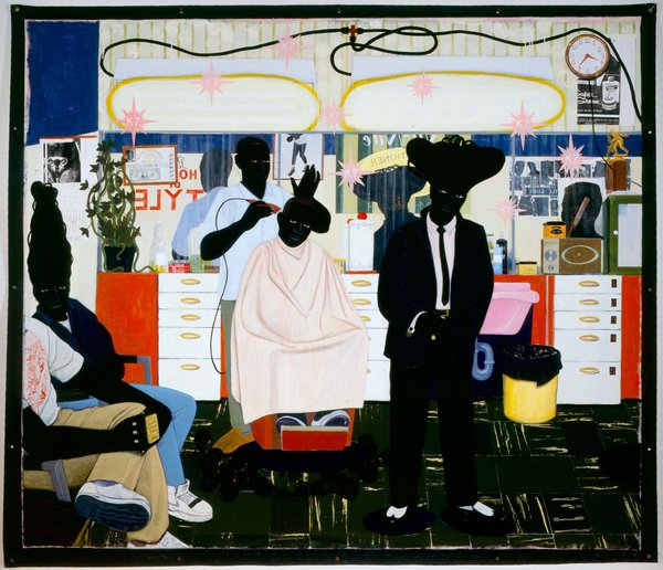 آدم های زیادی روی صندلی شماره سه آرایشگاه سازمانی آمدند و رفتند. یکی از آنها «فرج» بود؛ میانه بالا و خند رو بود، تعمیر ضبط صوت هم می دانست. یک بار به دعوت پدرم به خانه ما آمد و ضبط صوت دو باندی استریو خانه مان را، که من عمداً دستکاری کرده بودم، در به چشم به هم زدنی درست کرد! معمولاً شلوار دم پاگشاد می پوشید، با همه از در دوستی درمی آمد، «بچه تهران» به نظر می رسید، و در اوج کار «آرایشگاه سازمانی» شهره به این بود که می تواند سر هر مشتری را در عرض چند دقیقه اصلاح کند. عددش درست خاطرم نیست، شاید پنج یا ده دقیقه بود، و بعید می دانم به پانزده می رسید. در آن دوران اوج بروبیای مشتری های «آرایشگاه سازمانی» کار «فرج» مایه مباهات بود. منبع درآمد چشمگیری برای آرایشگاه و خودش محسوب می شد، بخصوص چون خود آقای سازمانی و پسر بزرگ اش نه فقط آرایشگرهای بلکه اساساً آدمهای خیلی کُند و آهسته ای بودند، سرعت عمل «فرج» خیلی بیشتر توی چشم می آمد. در آن دوران رفعت آرایشگاه، «فرج» قانون نانوشته ای را در آرایشگاه باب کرده بود که بر اساس آن صورت مشتری ها اصلاح نمی شد. دلیل اش هم کاسبکارانه بود. چون داخل آرایشگاه جای سوزن انداختن نبود و اصلاح صورت وقتی به اندازه اصلاح سر می گرفت. در نتیجه آرایشگری که چند تومان بابت اصلاح صورت از مشتری می گرفت، می توانست در همان زمان، چندین تومان بابت اصلاح سر از مشتری دیگری بگیرد. در همین دوران بود که آقای سازمانی ترجیح داد کمتر در آرایشگاه کار کند، یا اصلاً کار نکند و صندلی اش در اختیار جوان دیگری قرار گرفت که اسم اش «ابی» بود. «ابی» در چابکی چیزی از «فرج» کم نداشت، مهارت خوبی هم در «مدل» اصلاح کردن مشتری ها داشت، که این در آرایشگاهی که بیست سال فقط موی مشتری ها را کوتاه کرده بود، نکته متفاوتی بود. با وجود اینکه در «آرایشگاه سازمانی» آرایشگرها فقط باید موهای مشتری ها را کوتاه می کردند، و به علت اتلاف وقت کسی خوش اش نمی آمد سر مشتری «مدل» اصلاح شود، اما «ابی» توانست با اتکا به مهارت و سرعت اش این روال را هم در آن آرایشگاه جا بیاندازد و رفته رفته به صورت رقیب جدی برای «فرج» درآمد، و بعد آرام آرام رقیب من شد، من که اصلاً پایم را داخل آن آرایشگاه نگداشته بودم! اما «ابی» که سن و سال اش از من پنج شش سالی بیشتر بود، با آن چکمه های چرمی بلندی که به تن اش زار می زدند، با آن رفتار خودنمایانه و جلف، با آن موهای بالا داده و ساعت «سیکو»، و با آن حرکات و سکنات سبکسرانه، توانست دل دختری که مرا دوست داشت و من دوست اش نداشتم، دختری که مرا می خواست و من نمی خواستم اش، به دست بیاورد و بانگ خاطرخواهی اش را بپیچاند در همه فامیل. بله! «ابی» یکی از بستگان نزدیک من بود!