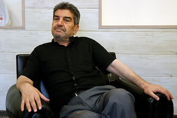 ابراهیم سلطانی فر کارگردان فیلم «تویی که نمی‌شناختمت» شب گذشته 21 اردیبهشت درگذشت.   به گزارش ایلنا، ابراهیم سلطانی فر، کارگردان فیلم «تویی که نمی‌شناختمت»  شب گذشته در بیمارستان لاله تهران درگذشت. پیکر این هنرمند، روز دوشنبه ۲۳ اردیبهشت ماه ساعت ٩ صبح از ساختمان شماره دو خانه سینما به سمت قطعه هنرمندان برگزار می‌شود.  سلطانی فر متولد ۱۳۳۲ تهران، فارغ‌التحصیل سینما از دانشگاه هنر بود. وی فعالیت سینمایی خود را با تهیه‌کنندگی فیلم‌های کوتاه آغاز کرد.   وی مدیریت تأمین برنامه خارجی سیما  را در دروه‌ای برعهده داشت و سریال‌هایی همچون «ارتش سری» و «لبه تاریکی» در دوره وی  پخش شد. «عضویت در گروه ویژه تلویزیون» و مدیر گروه جنگ شبکه یک در زمان جنگ تحمیلی از دیگر سوابق مهم سلطانی‌فر است.  نویسندگی و کارگردانی سریال «آتش و شبنم»، کارگردانی فیلم‌های ۹۰ دقیقه‌ای از جمله «رویای مرد مرده» و «اجاق‌های شعله ور»، کارگردانی مستند داستانی «سرزمین رنگین کمان» و همچنین تهیه مستندی درباره جانبازان و معلولین پارالمپیک نویسندگی انیمیشن «مروارید سرخ»، «قصه‌های مرزبان نامه»  و کارگردانی فیلم سینمایی توئیی که نمی‌شناختمت  در کارنامه وی دیده می‌شود.  گفتنی است مراسم تشییع مرحوم سلطانی‌فر، فردا دوشنبه ۲۳ اردیبهشت ماه از ساعت ٩ صبح از ساختمان شماره دو خانه سینما به سمت قطعه هنرمندان برگزار می‌شود.