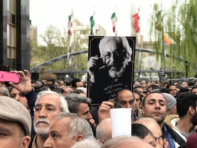 بدرقه پیکر جمشید مشایخی زیر نم نم باران