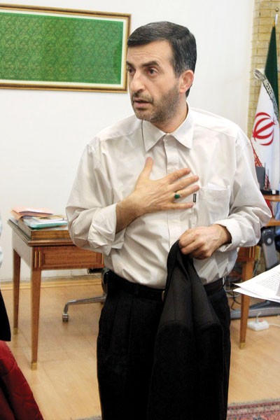 مشایی: هنرپیشه‌ها خودشان زنگ می‌زنند و من هم اجابت می‌كنم